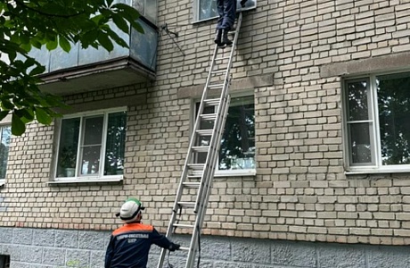 Спасатели обеспечили полицейским доступ в квартиру